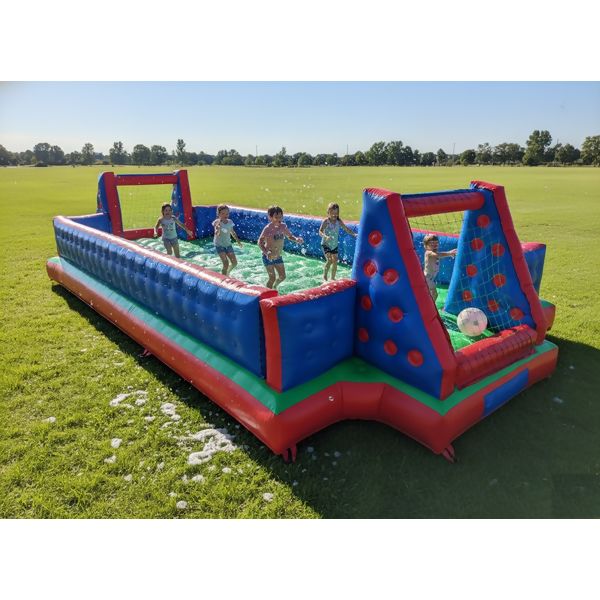 futebol de sabao com crianca